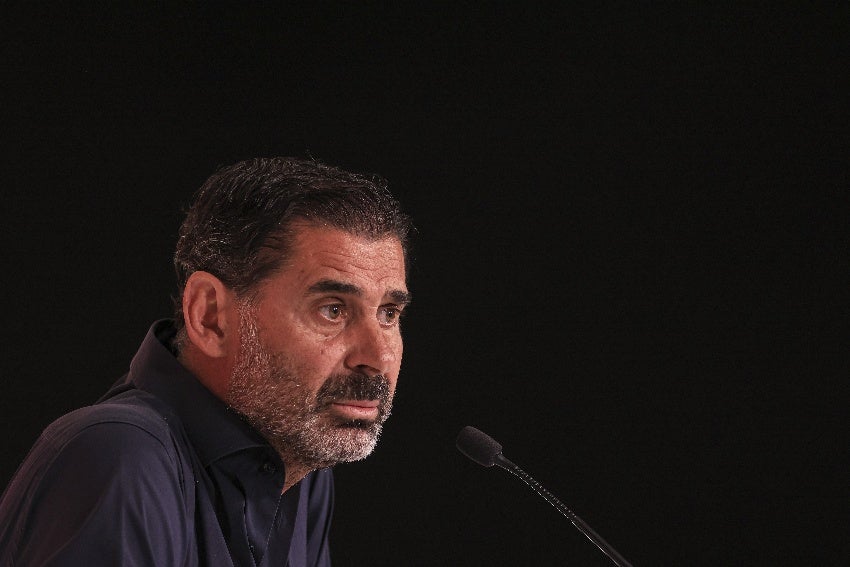 Fernando Hierro en conferencia de prensa de Chivas