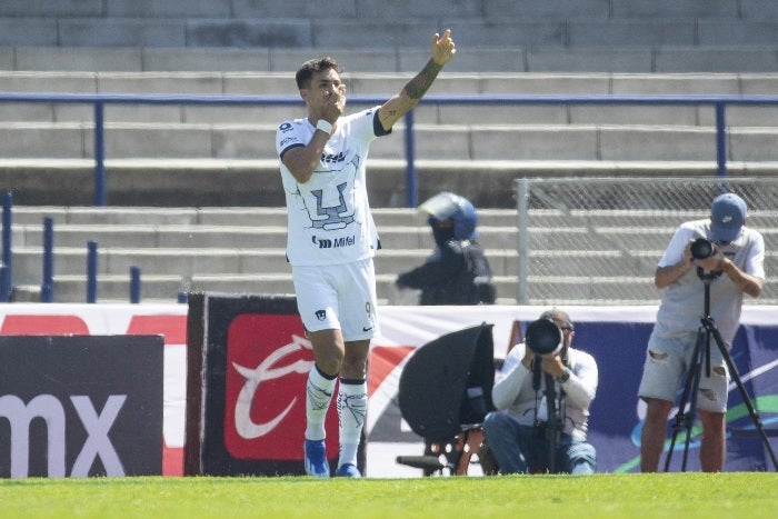 Juan Dinenno celebrando su gol con Pumas 