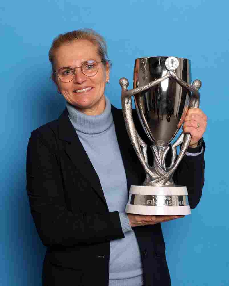 Sarina Wiegman con el trofeo de la Finalissima Femenil 