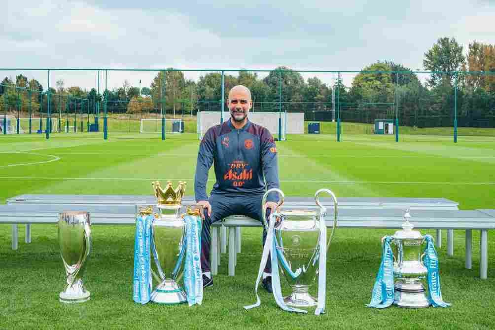 Pep Guardiola con sus títulos de este año con Manchester City