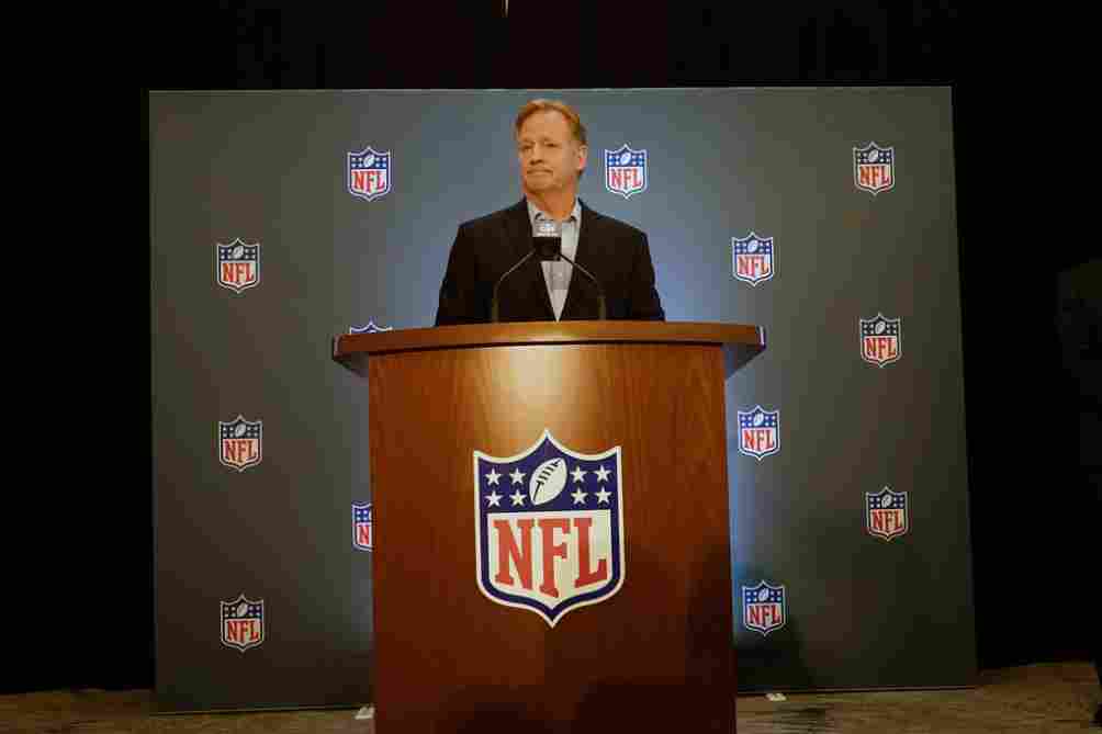 Roger Goodell durante la reunión de dueños 