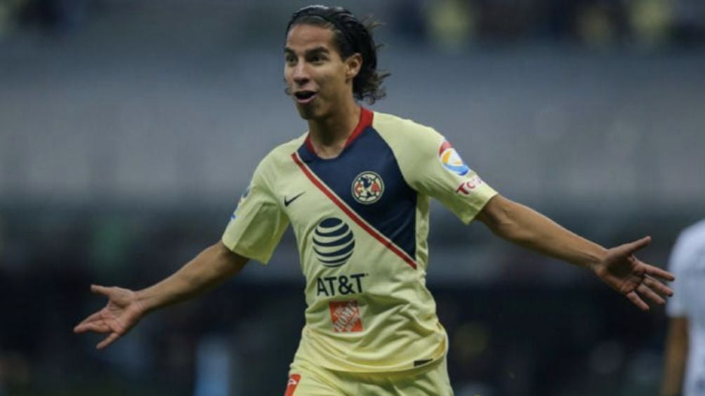 Lainez festejando un gol con América