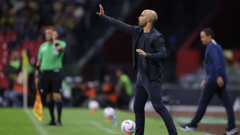 El entrenador entrenando al Puebla