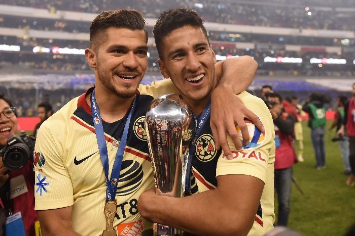 Henry Martin con el trofeo del Apertura 2018