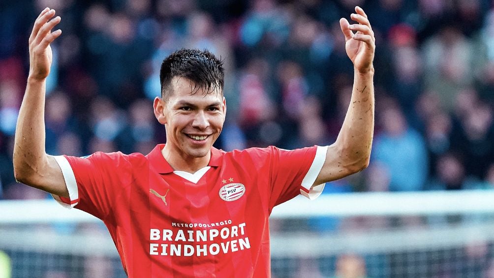 Lozano celebrando un gol con el PSV