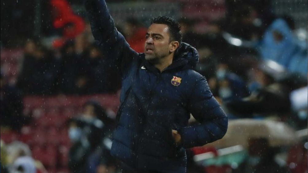 Xavi dirigiendo al Barcelona