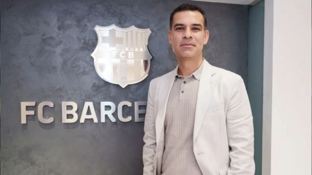 Márquez posando para una foto en Barcelona