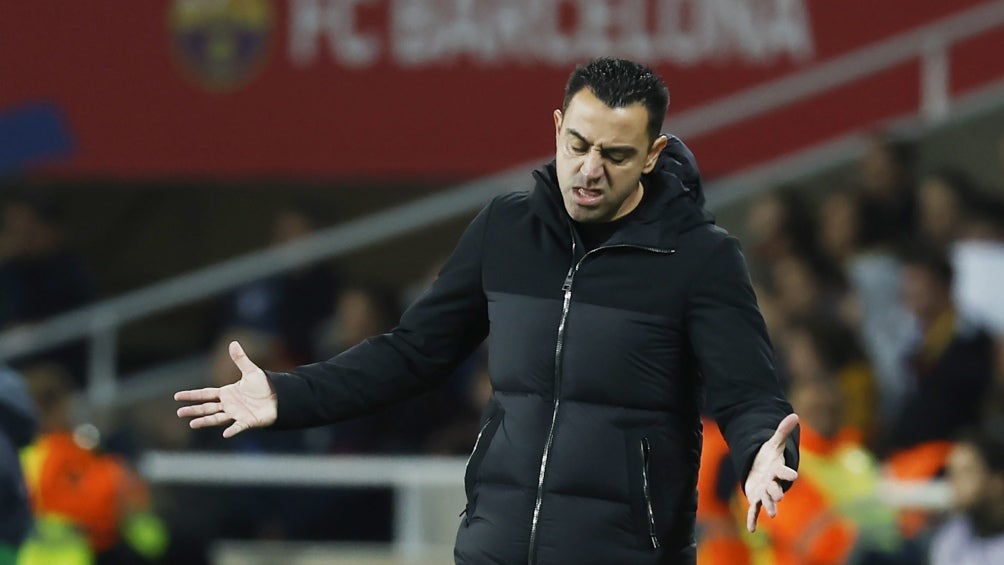 Xavi se lamenta tras la derrota ante el Girona 