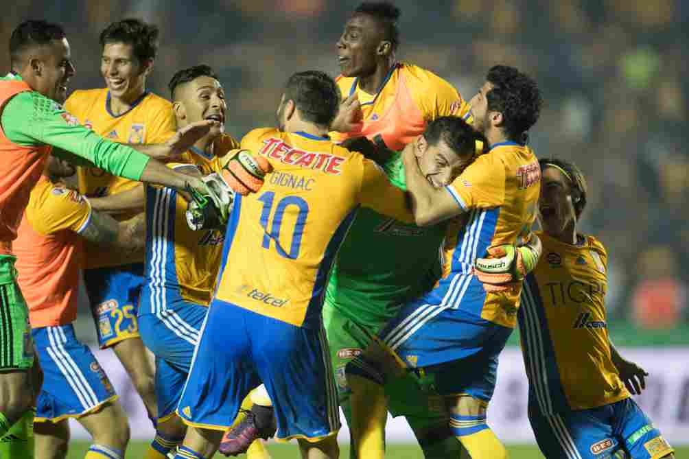 Los jugadores de Tigres celebran el título con Nahuel 