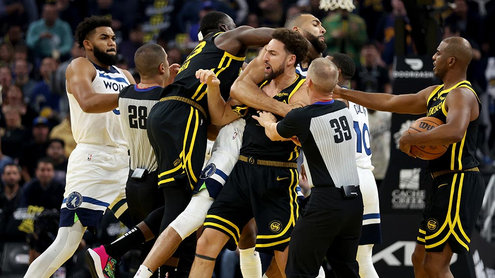 Draymond Green se lanza a golpes en contra de Rudy Gobert, de Minnesota