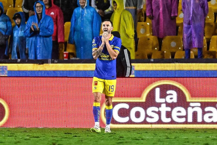 Miguel Layún en un partido de América