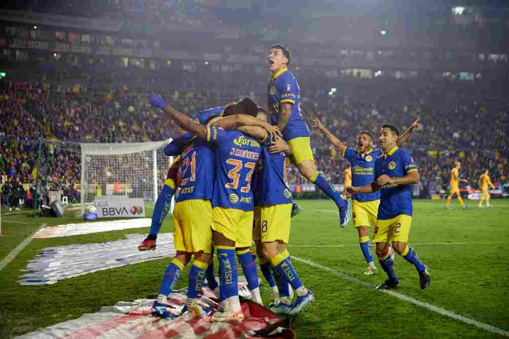 Los jugadores de América celebran con Henry