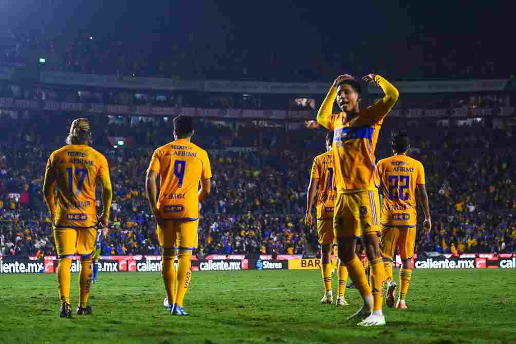 Jugadores de tigres celebran el gol de Ozziel