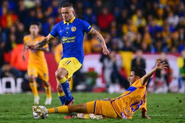 América disputando el balón contra Tigres