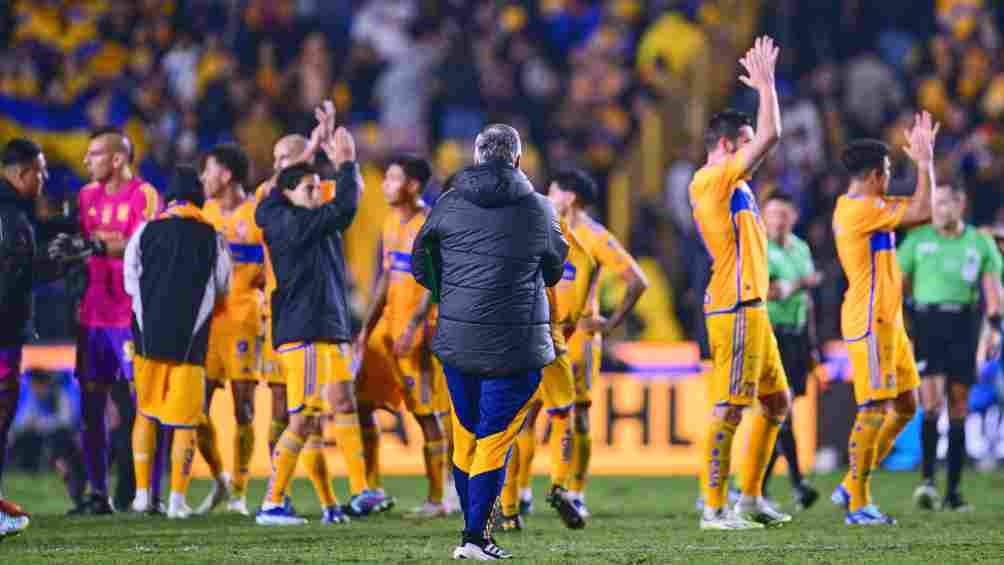 Los jugadores de Tigres agradecen a la afición en el Volcán