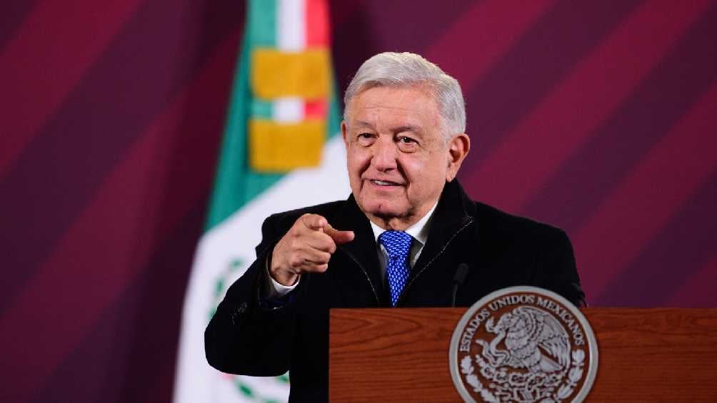 AMLO tuvo que preguntar a su equipo de qué partido era Azucena Cisneros.