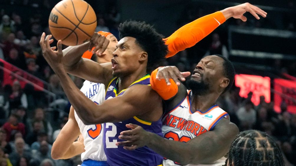 Hart peleando por el balón, Knicks vs Jazz