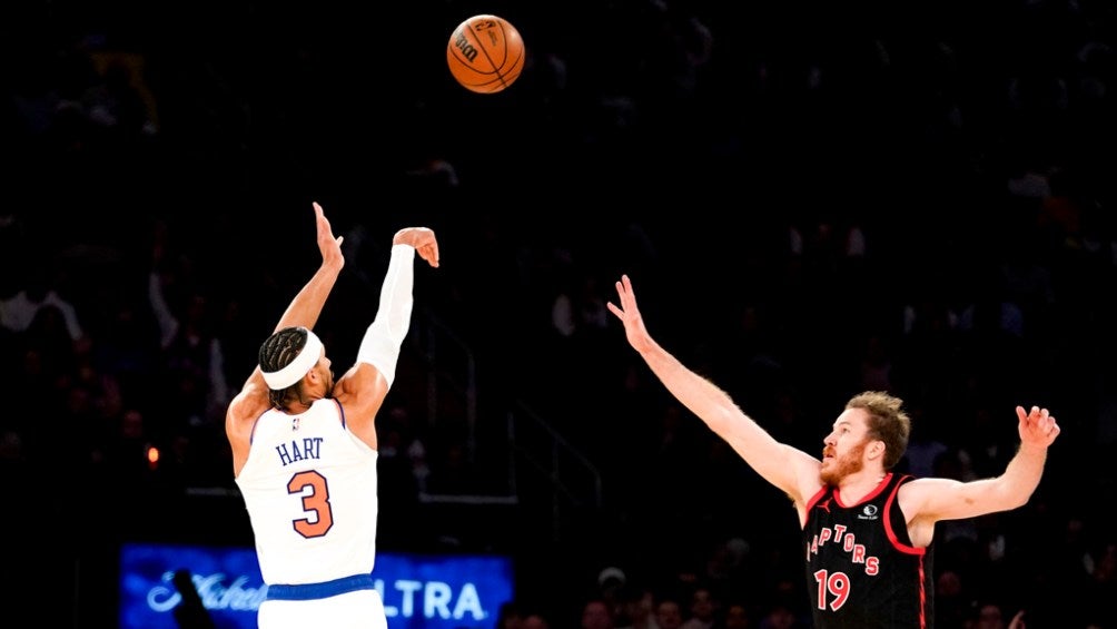 Josh Hart encestando un triple vs Raptors