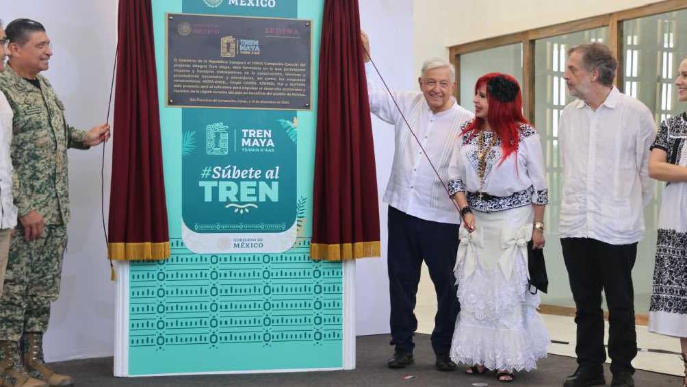 El Presidente López Obrador inauguró la obra en compañía de funcionarios y empresarios. 