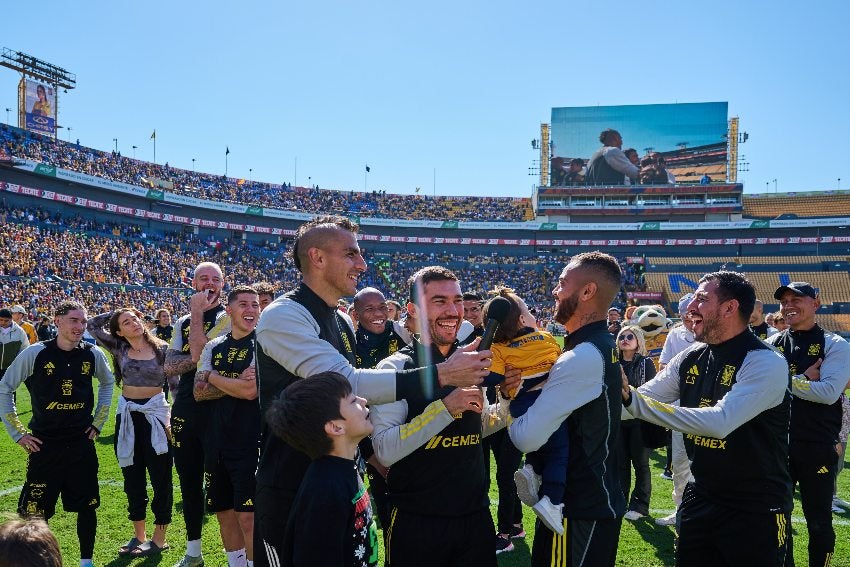 Jugadores de Tigres hablaron con los aficionados previo a la Final del AP23