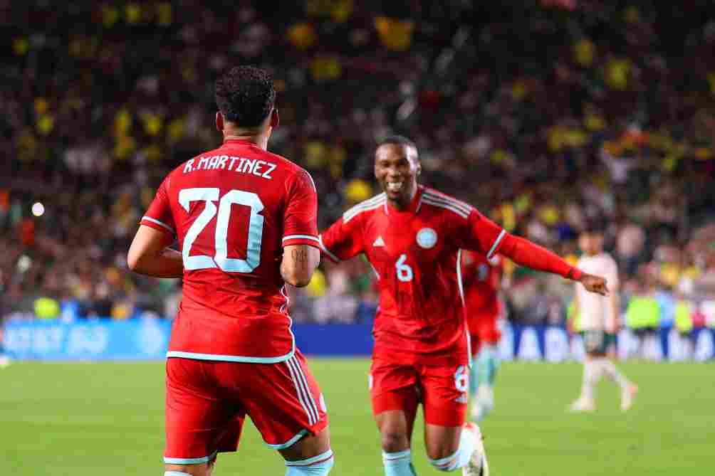 Roger Martínez y David Mosquera celebran el gol 