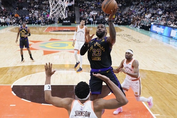 LeBron jugando con los Lakers 