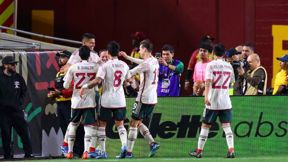 El Tri celebrando el gol de Guillermo Martínez