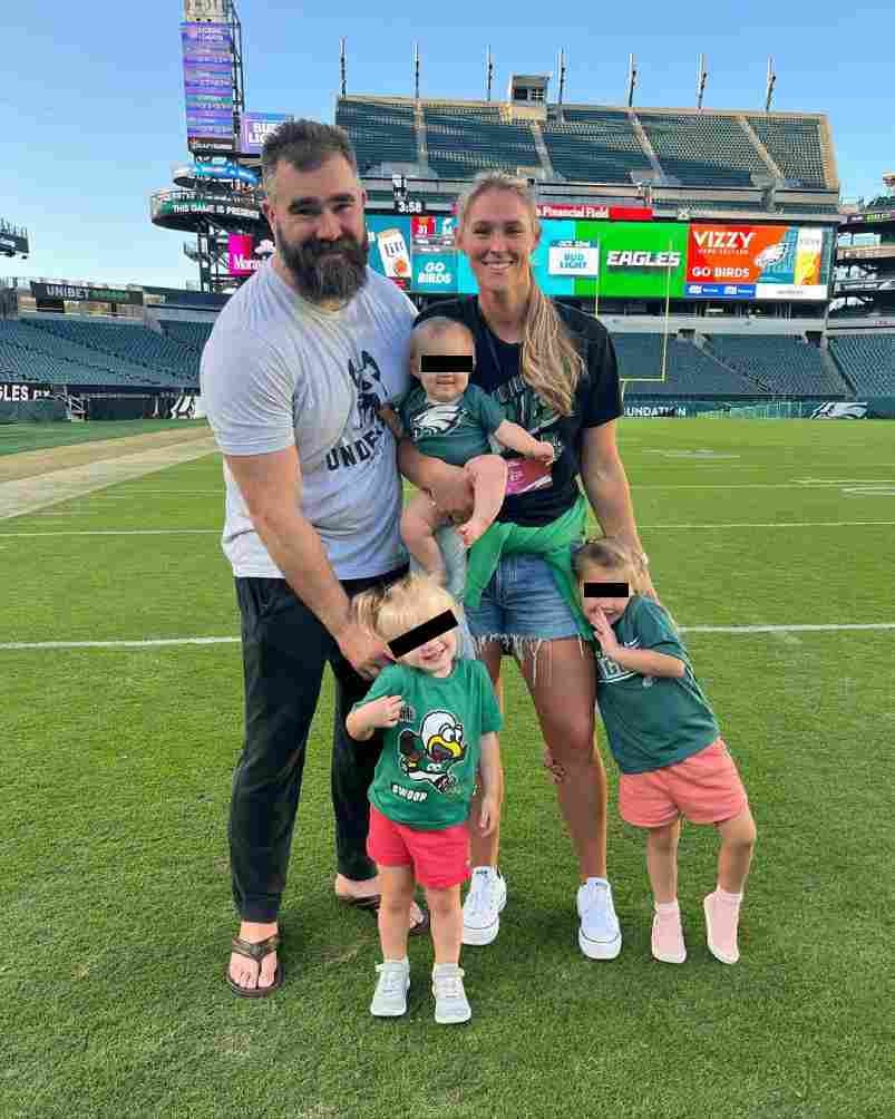 La familia Kelce tras un partido de Philadelphia