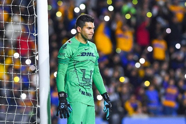 Julio González jugando con Pumas 