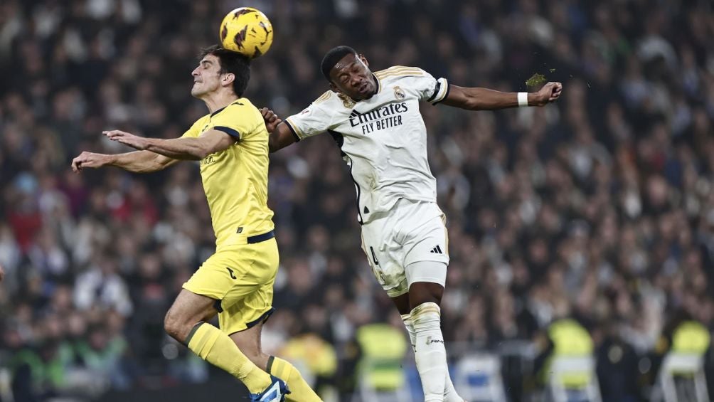 David Alaba buscando un balón aéreo 