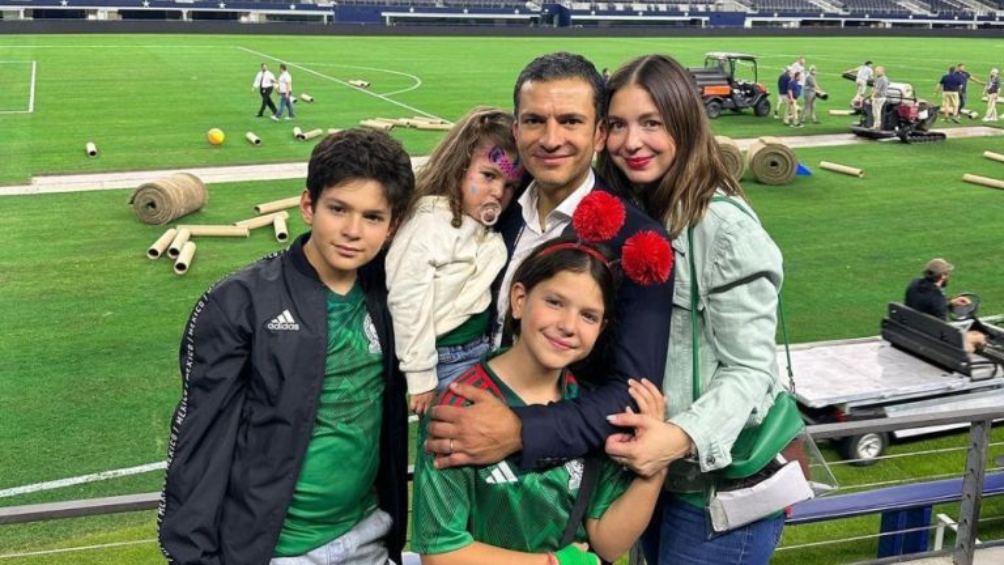 Jimmy Lozano acomáñado de su familia