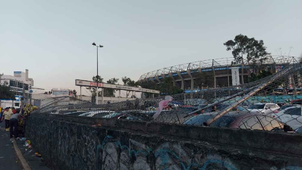 Tiraron una reja afuera del estadio