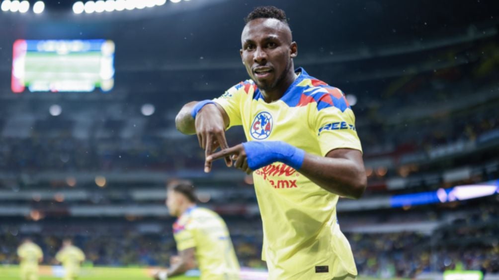 Quiñones celebrando un gol con América