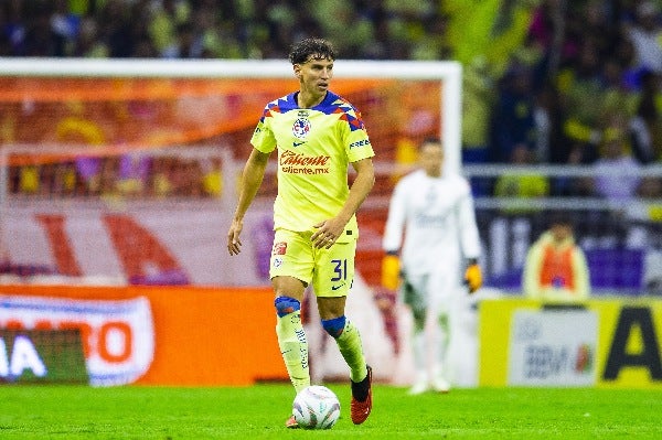 Igor Lichnovsky controlando el balón