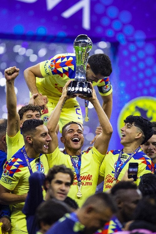 Jonathan Dos Santos celebrando el título 