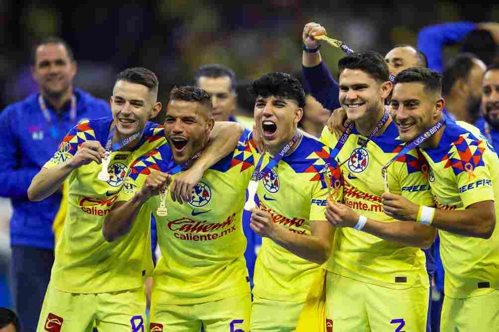 Jonathan Dos Santos con sus compañeros celebrando