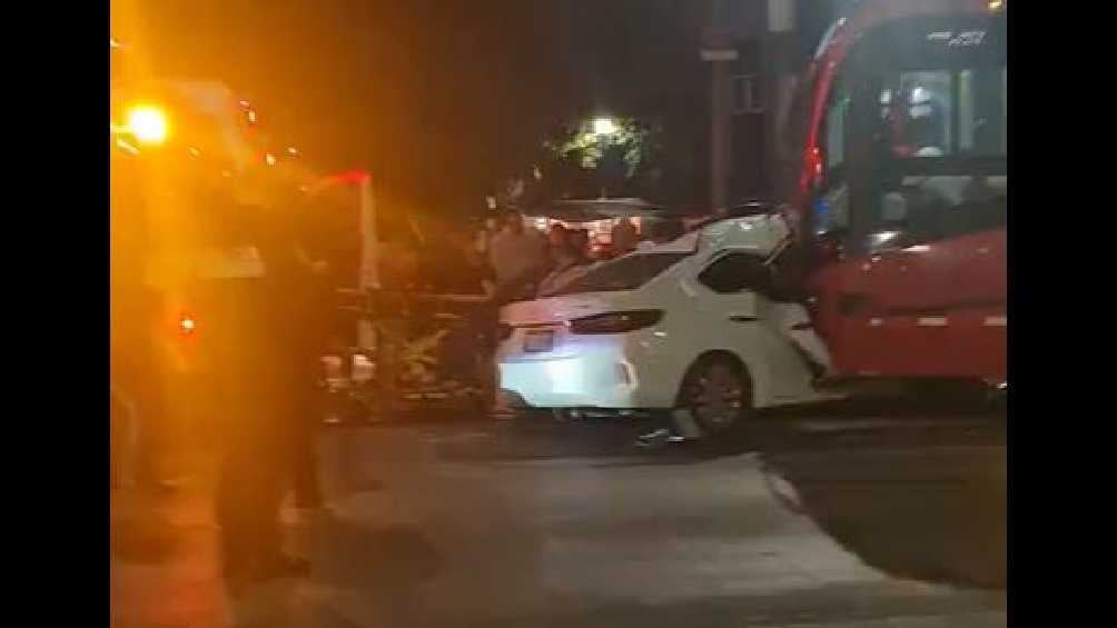 Se cree que el accidente se ocasionó porque el auto particular intentó ganarle el paso al Metrobús.