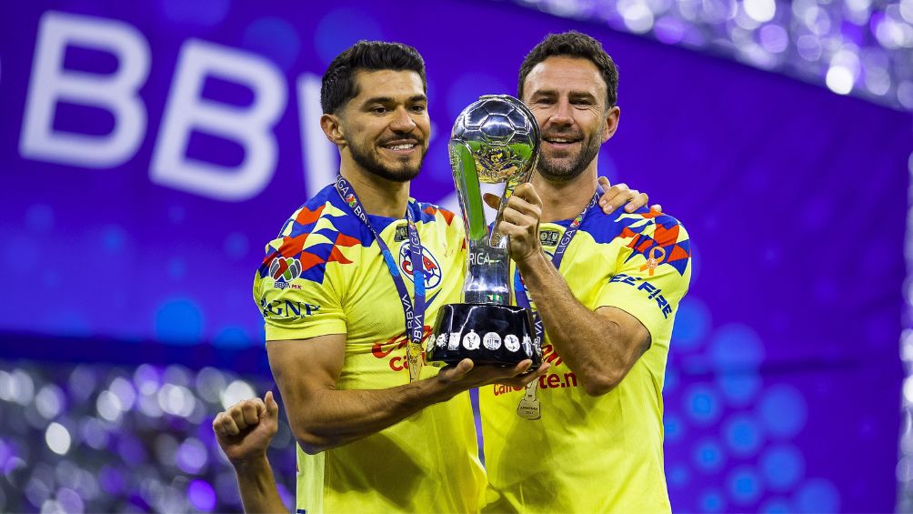 Herny y Layún levantando el campeonato azulcrema