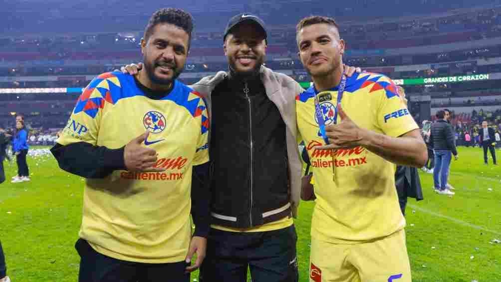 Dos Santos con sus dos hermanos