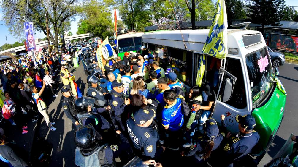 Elementos de seguridad afuera del Estadio Azteca