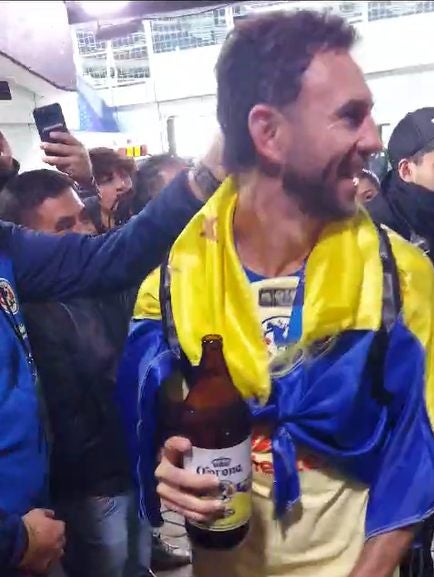 Miguel Layún con una caguama en la mano al término de la Final