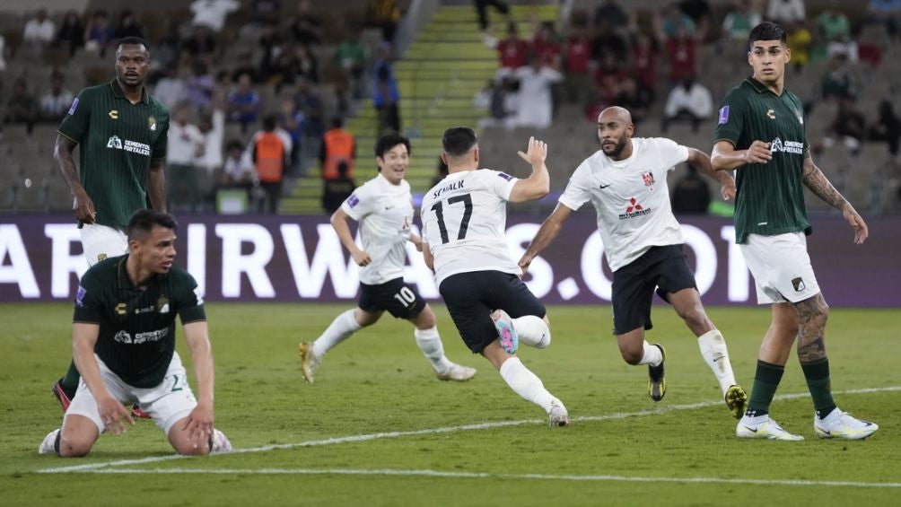 Urawa Reds en la victoria ante León