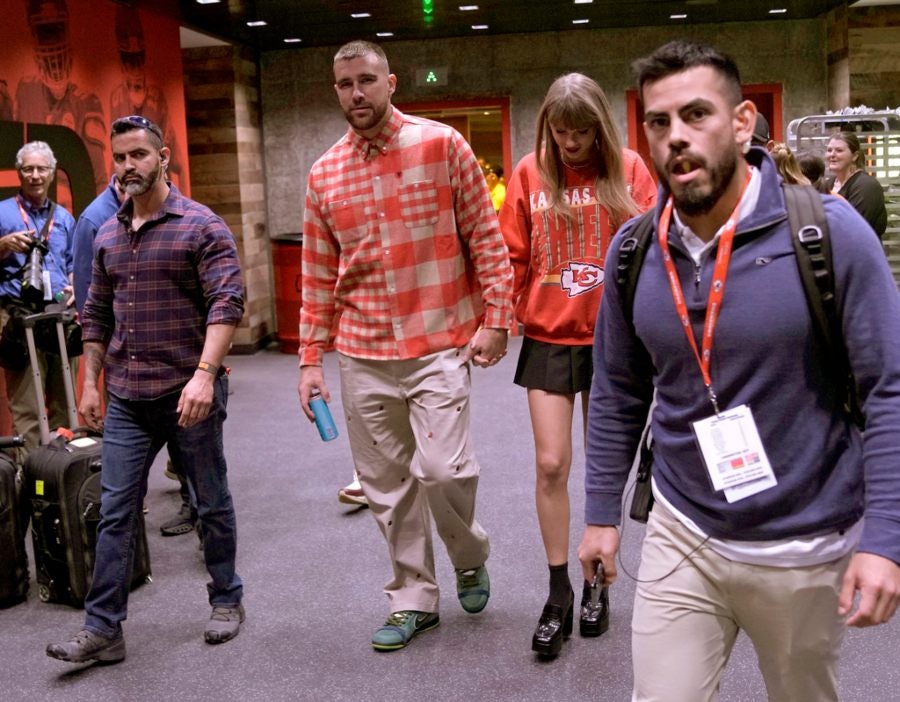 Taylor Swift con su pareja Travis Kelce