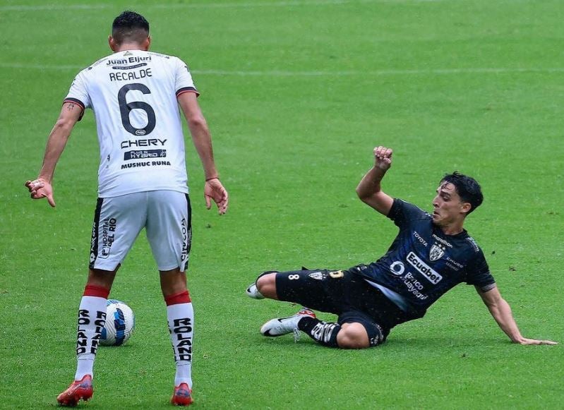 Lorenzo Faravelli pelea por la esférica en un encuentro