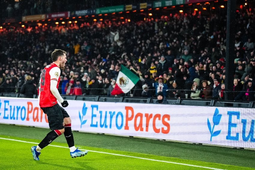 Santi Giménez en celebración de gol