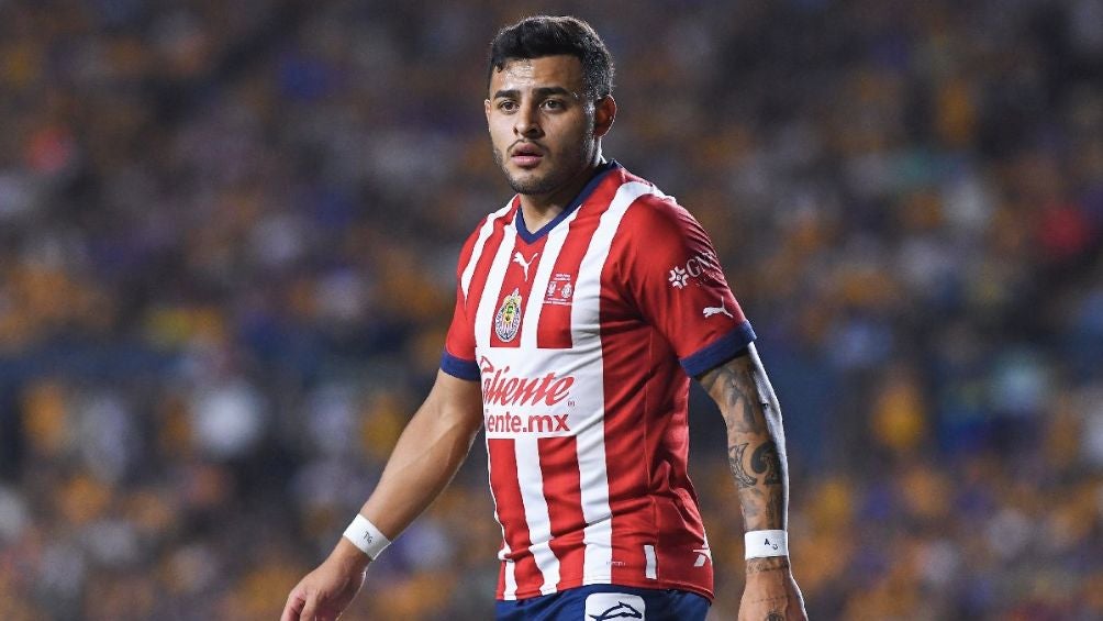 Alexis Vega en un partido con Chivas