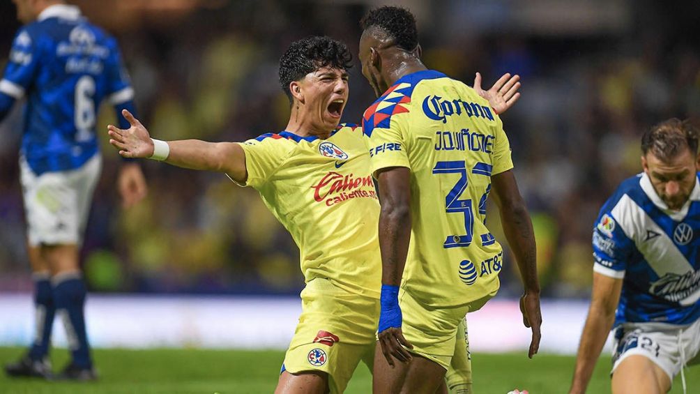 Álvarez celebrando un gol con Quiñones