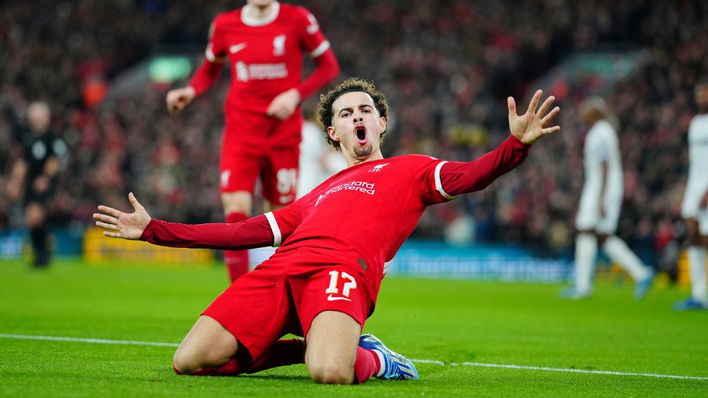 Curtis Jones celebrando uno de sus goles