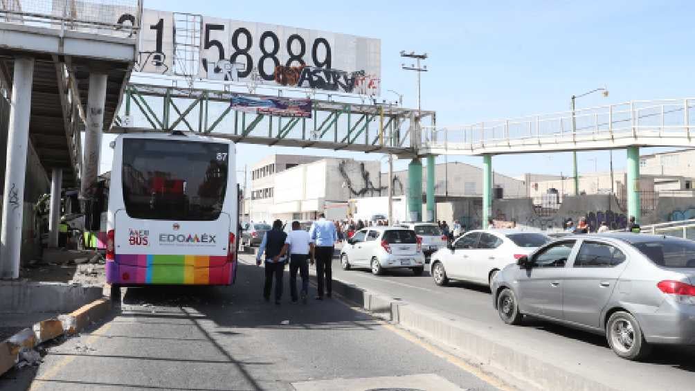 Invadir el carril destinado al transporte público es de lo más común en el Edomex.