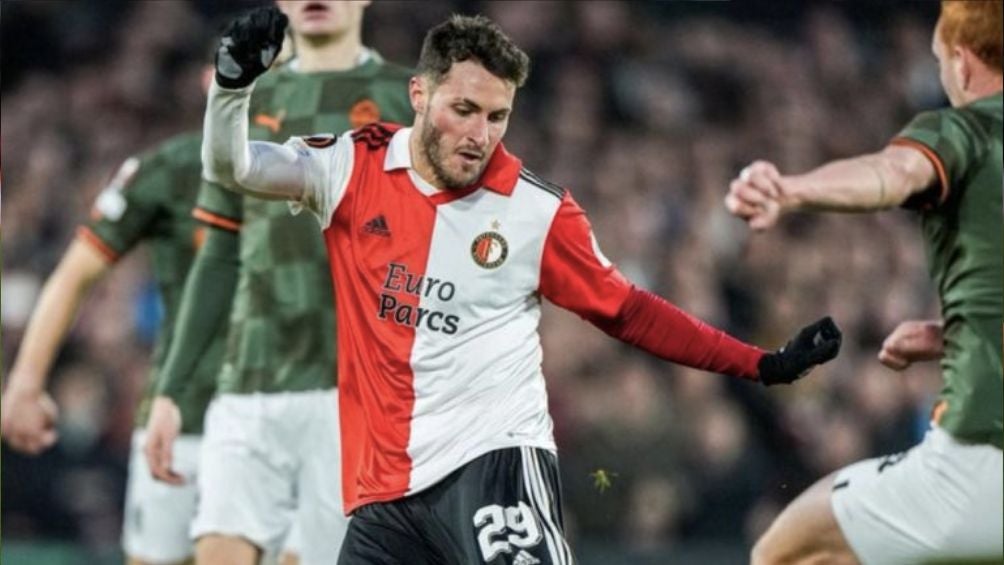 El delantero mexicano en un partido con Feyenoord